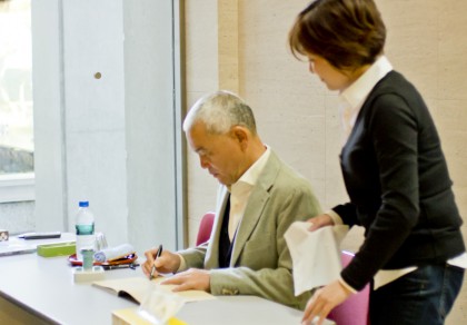 サインをしている岩合氏
