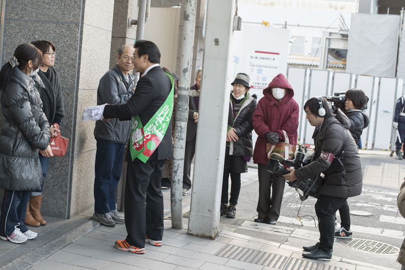 演説終了後の候補が聴衆の意見に耳を傾ける 演説終了後の候補が聴衆の意見に耳を傾ける