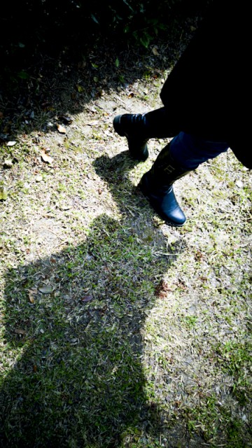 人は光を浴びると、影ができるんです。 人は光を浴びると、影ができるんです。